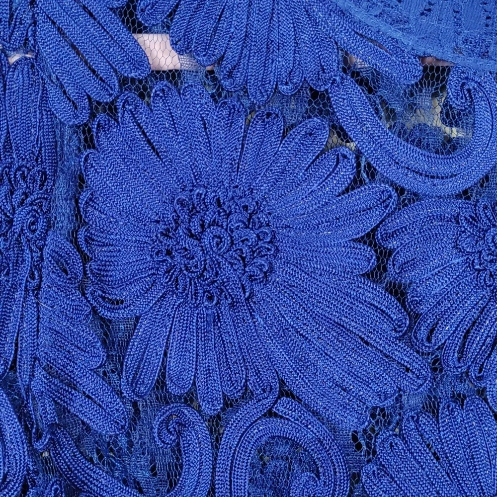 2/$10 04108 Willa royal blue floral and lace S/S cropped blouse M - Picture 2 of 9